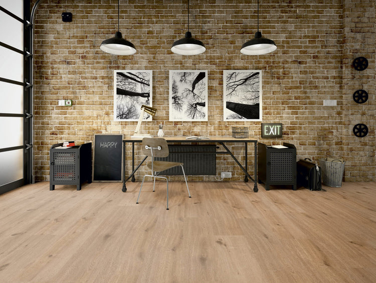 Vinylboden in modernem Loft-Büro mit industriellem Design