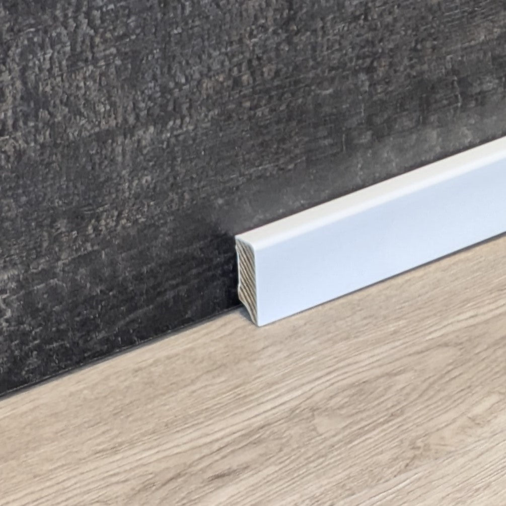 Sockelleiste weiß, deckend lackiert 16 x 40 mm