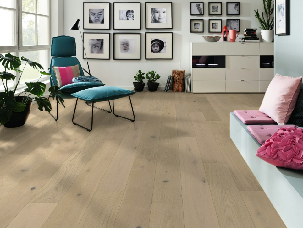 HARO 2500, Eiche lichtweiß, Wohnzimmer Parkett, Landhausdiele 180, naturaDur Oberfläche, skandinavisches Design, helles Echtholz.